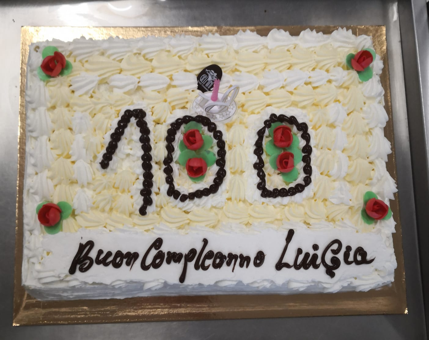 100 anni! La torta per la nonnina della RSA di Agliate
